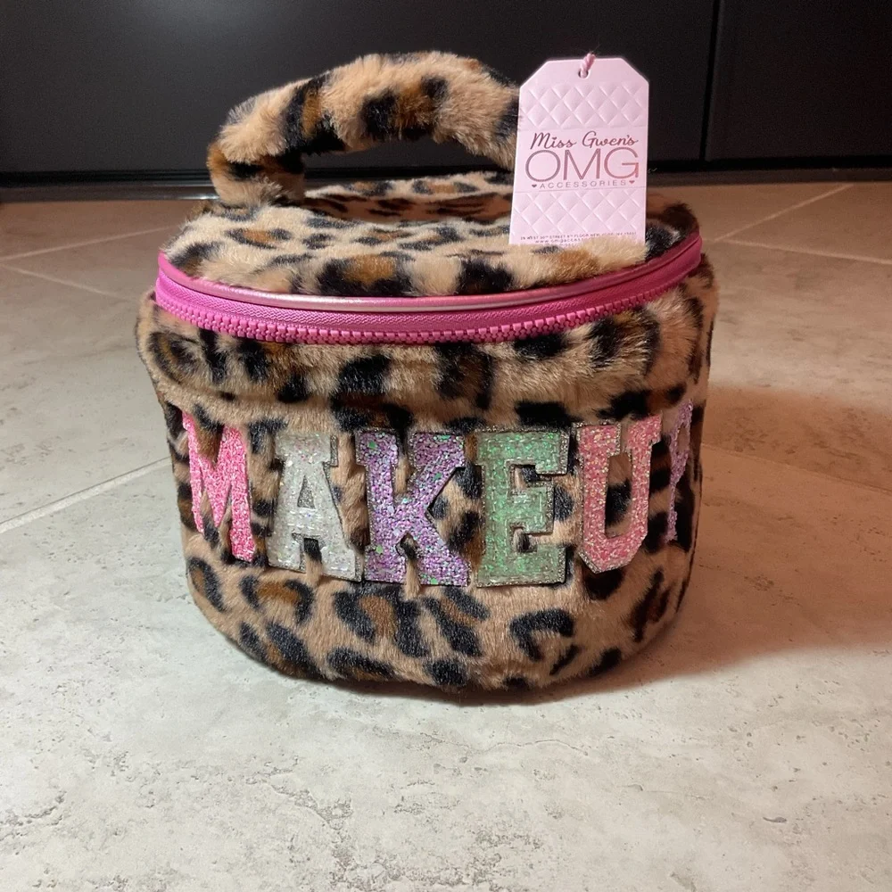 Miss Gwen’s OMG Faux Fur Leopard NIB Makeup Case w/ Pink Zipper, 5.50”Hx8”Wx5”D